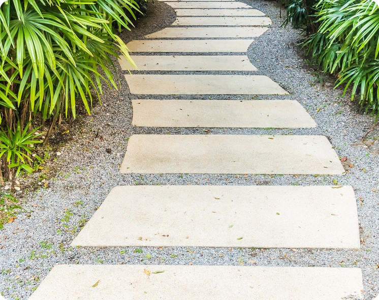 A cozy garden featuring a fire pit surrounded by a comfortable seating area